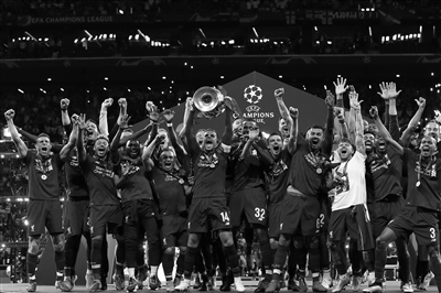 图赫尔：贝林厄姆被换下时很沮丧？因为他有一张黄牌