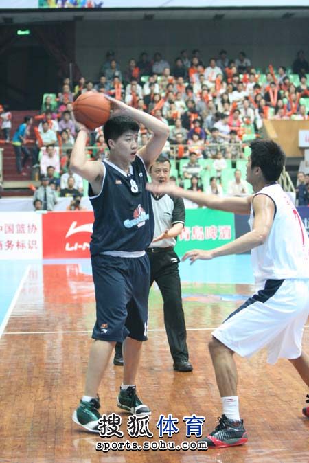 詹姆斯谈湖人防守：我们必须快速回防，限制对手的突破（詹姆斯：湖人须快速退防，遏制对手突破）