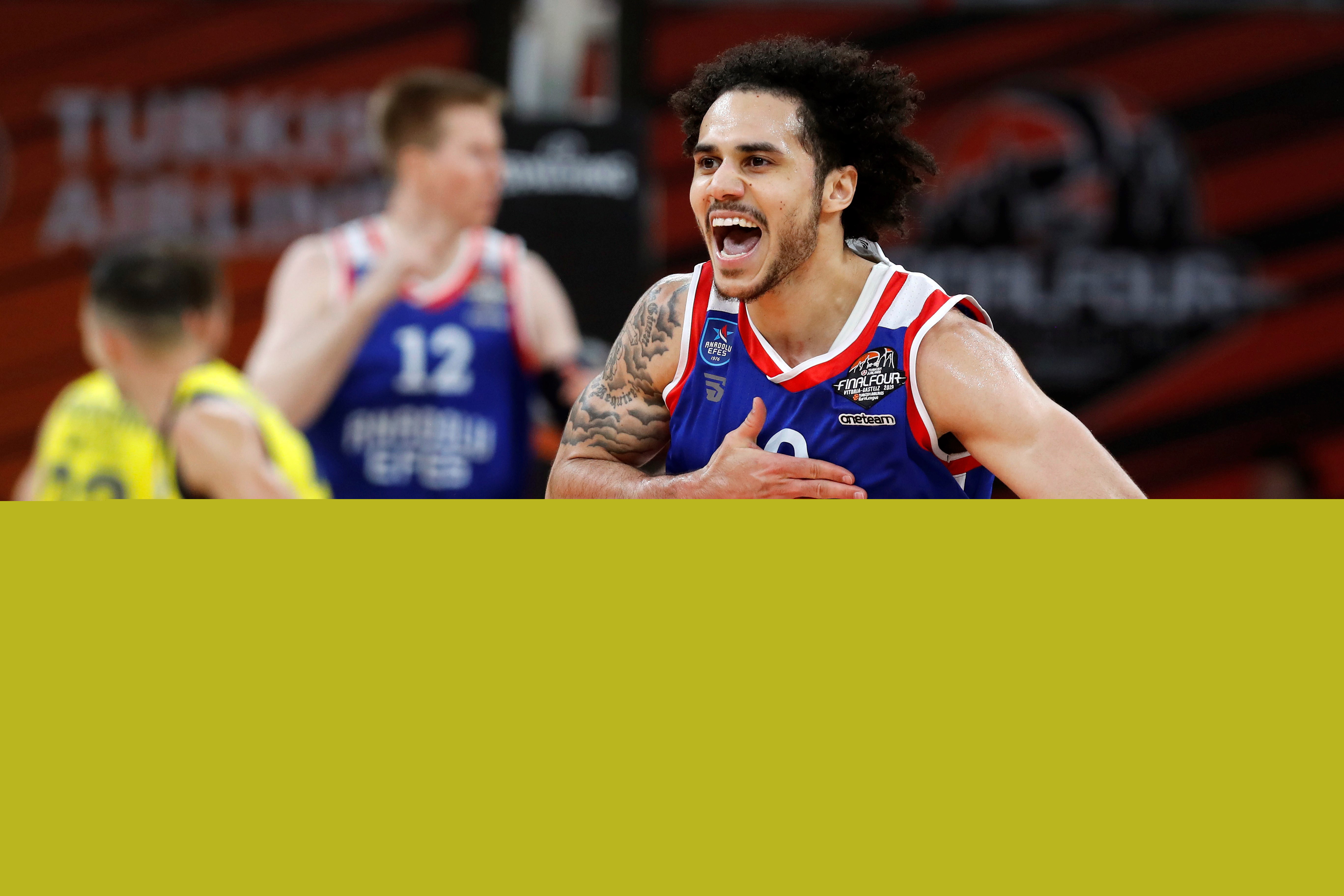 拓记：克林根争抢篮板后一瘸一拐走向替补席，赛前左小腿就有挫伤（拓记：克林根抢板后跛行回替补席，赛前左小腿已有挫伤）