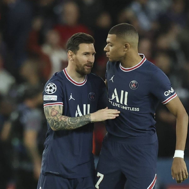 沪媒：莱昂纳多伤势没完全康复，刘若钒等人也有不同程度伤病（沪媒称莱昂纳多尚未完全康复，刘若钒等队友亦有不同程度伤情）