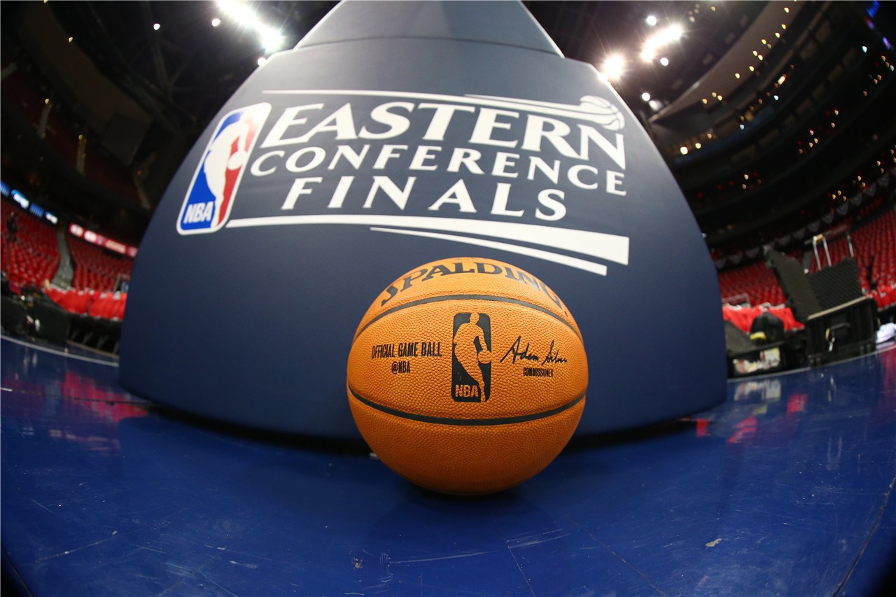 下半场隐身！狄龙24中10得到23分4篮板4助攻（后两节低迷，狄龙24投10中收获23分4篮板4助攻）