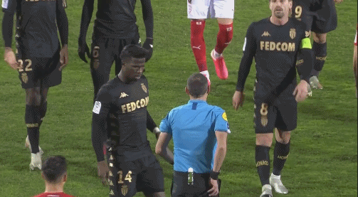 绿茵场上的百年世仇，皇马与巴萨，一场足球背后的政治战争（皇马与巴萨：百年宿敌，球场之外的政治角力）