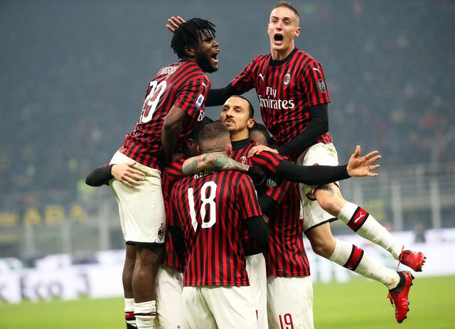 47岁苏提达率泰国队入场，穿西装系领带气宇轩昂，“艳压”欧拉弄（47岁苏提达领衔泰国队亮相，西装配领带气度不凡，风头盖过欧拉弄）