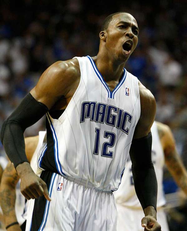 亚马尔父亲比赛中多次挑衅贝蒂斯球迷，最终被安保带走（亚马尔之父比赛期间反复挑衅贝蒂斯球迷，最终被安保请离场）